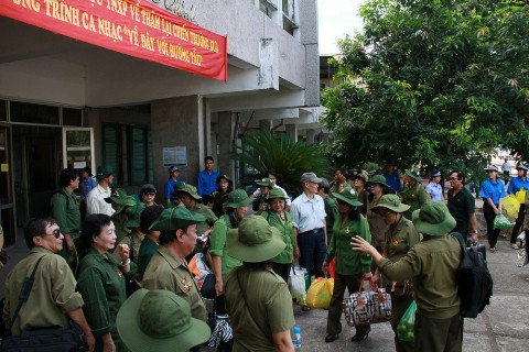 Đoàn đến ga tàu Nam Định. Ảnh: Trường Phong