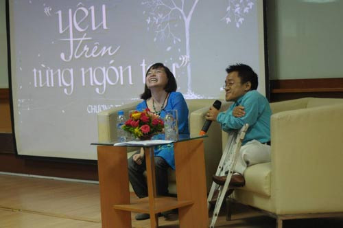 Trà My cùng diễn giả Sơn Lâm trong buổi lễ ra mắt Yêu trên từng ngón tay