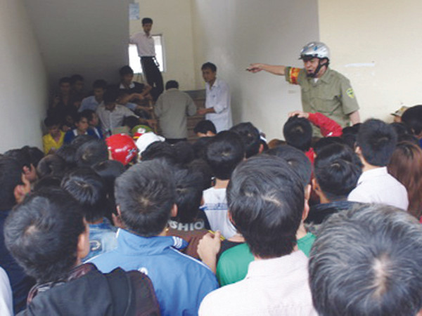 Lao động chen chúc đăng ký kiểm tra tiếng Hàn tại Nghệ An. Ảnh: An Khánh