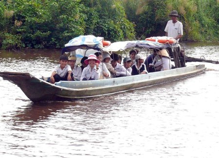 "Chuyến đò nhân ái" chở học sinh nghèo ở xã Đất Mới, huyện Năm Căn, tỉnh Cà Mau.