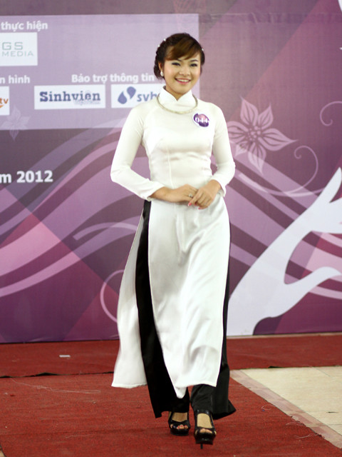 Thanh thoát với áo dài trắng