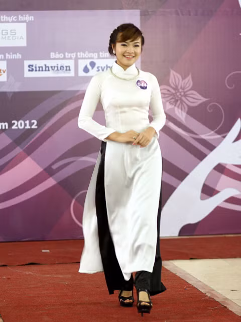 Thanh thoát với áo dài trắng