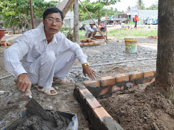 Ông Cao Hương Thiên, GĐ Cty Sao Mai (Kiên Giang) cầu cứu ngân hàng vì cho vay lãi suất 15% vẫn khiến DN không chống đỡ được Ảnh: Hồng Lĩnh