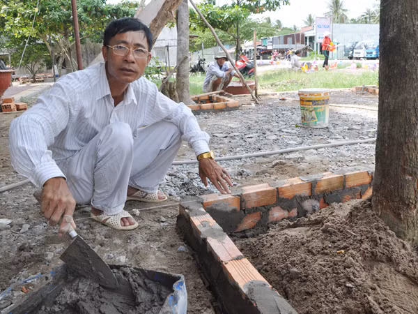 Ông Cao Hương Thiên, GĐ Cty Sao Mai (Kiên Giang) cầu cứu ngân hàng vì cho vay lãi suất 15% vẫn khiến DN không chống đỡ được Ảnh: Hồng Lĩnh