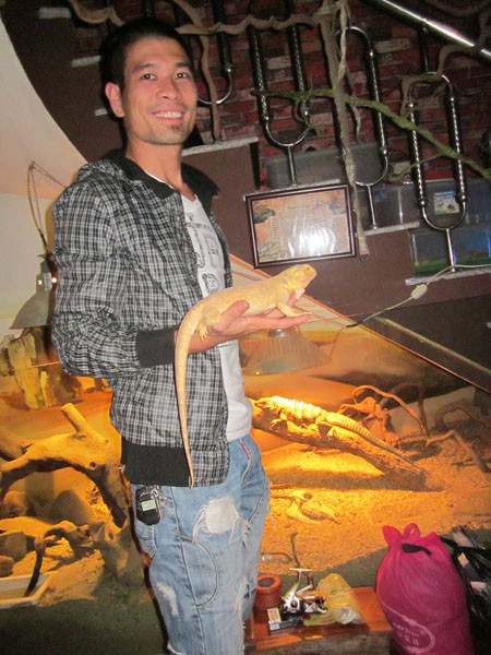 Minh Nghĩa với con kỳ nhông Nam Mỹ trên tay