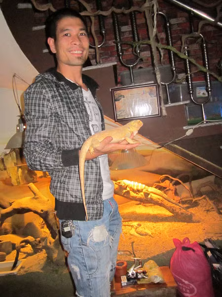 Minh Nghĩa với con kỳ nhông Nam Mỹ trên tay