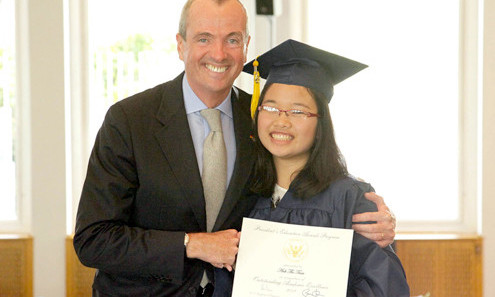 Anh Thơ nhận bằng khen của Tổng thống Obama từ đại sứ Mỹ Philip Murphy.. Anh Thơ nhận bằng khen của Tổng thống Obama từ đại sứ Mỹ Philip Murphy.