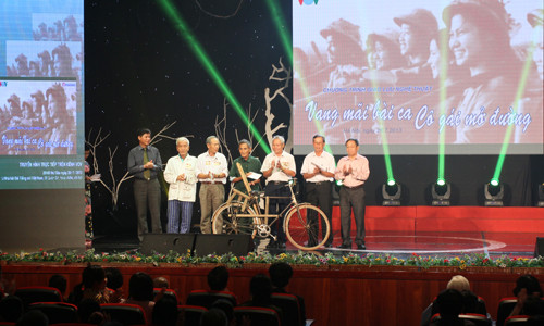 Tặng quà các cựu dân công hỏa tuyến Thanh Hóa. Các cựu dân công hỏa tuyến mang theo chiếc xe thồ - hình ảnh quen thuộc một thời