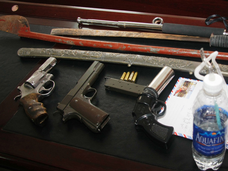 Ba khẩu súng và dao kiếm thu được