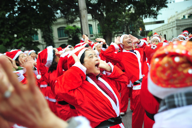 Họ còn phải kết hợp cùng các động tác khác nhau như vỗ tay, vươn vai, dịch chuyển theo vòng tròn. bca