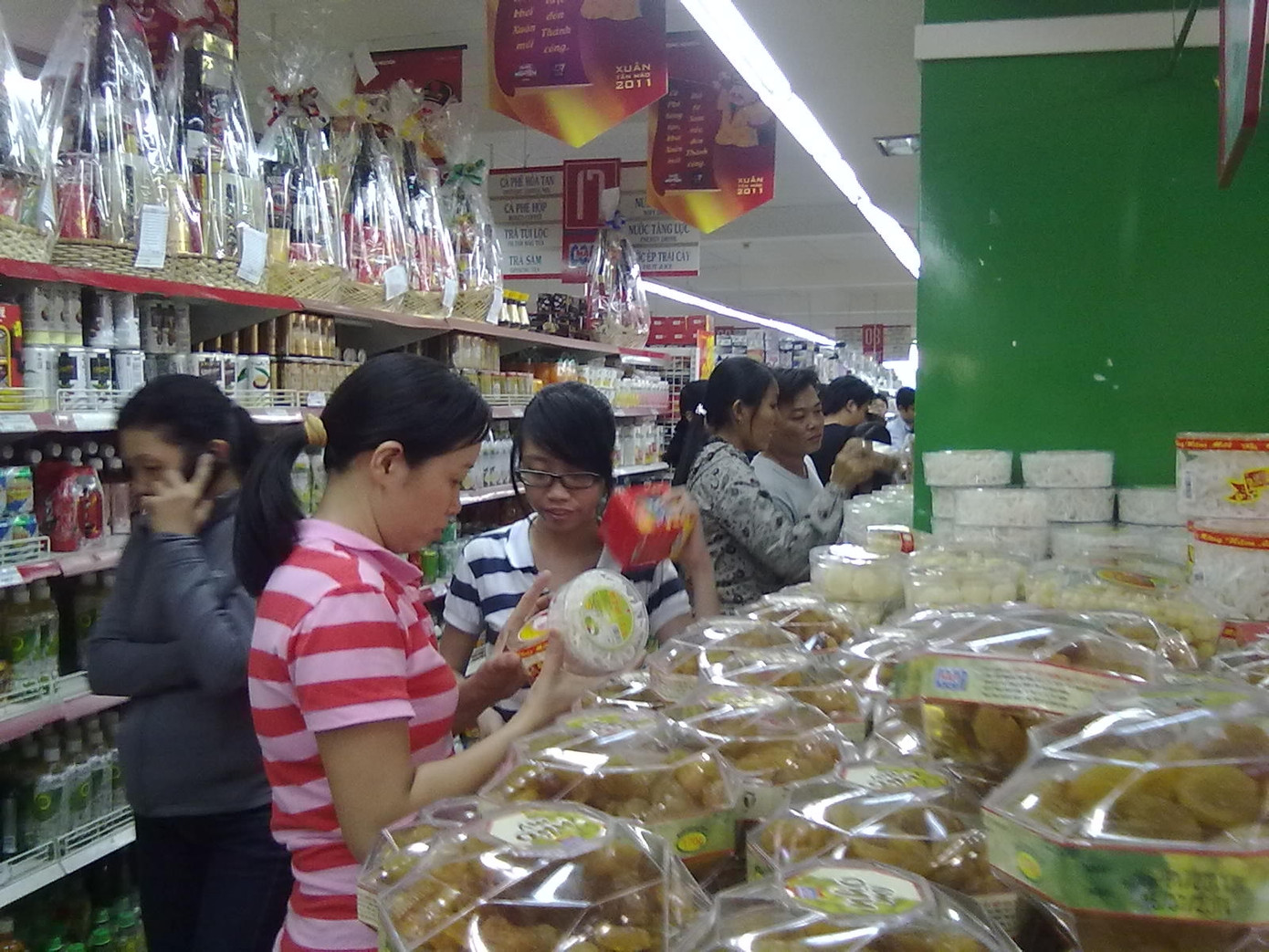 Chọn mua mứt tết tại siêu thị