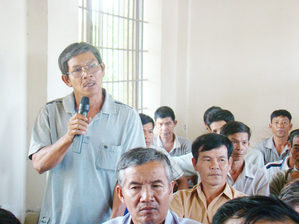 Ông Nguyễn Văn Trai, đại diện cho những nông dân có đơn đòi Cty Sonadezi bồi thường hơn 7 tỷ đồng, tại cuộc họp của xã Tam An chiều 19-8