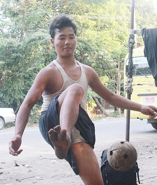 Sepak (cầu mây) được coi là một biến thể của Chinlone khi người chơi sử dụng đến lưới để tạo nên tính đối kháng.