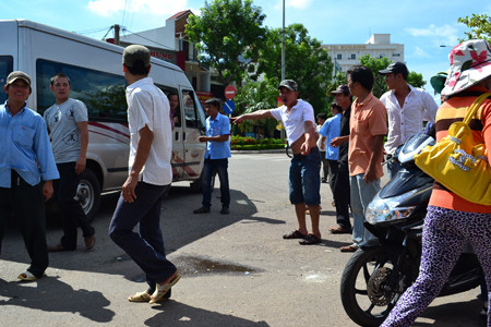 Xe dù vô tư quần đảo trước cổng bến xe. Ảnh: Việt Hương