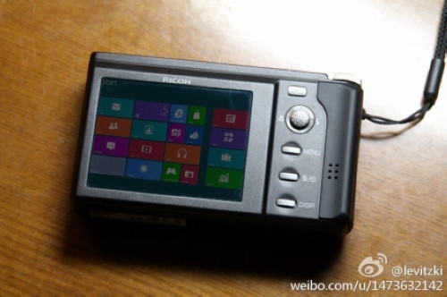 Mới nhất, chiếc máy ảnh hiệu Ricoh DC dựa trên hệ điều hành Windows 8