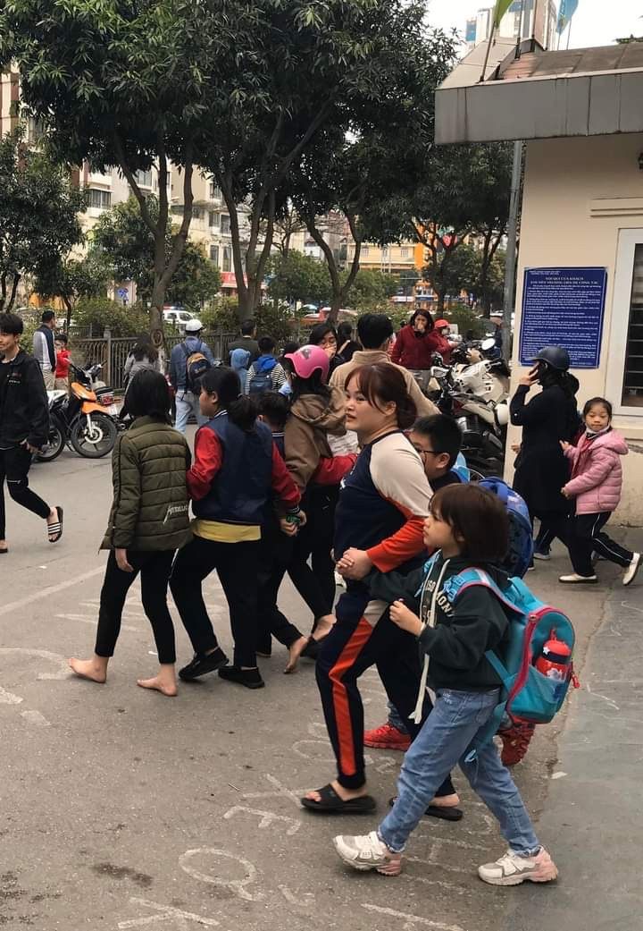 Một số phụ huynh đến đón con về nhà sau khi nhận được thông tin về vụ cháy Một số phụ huynh đến đón con về nhà sau khi nhận được thông tin về vụ cháy