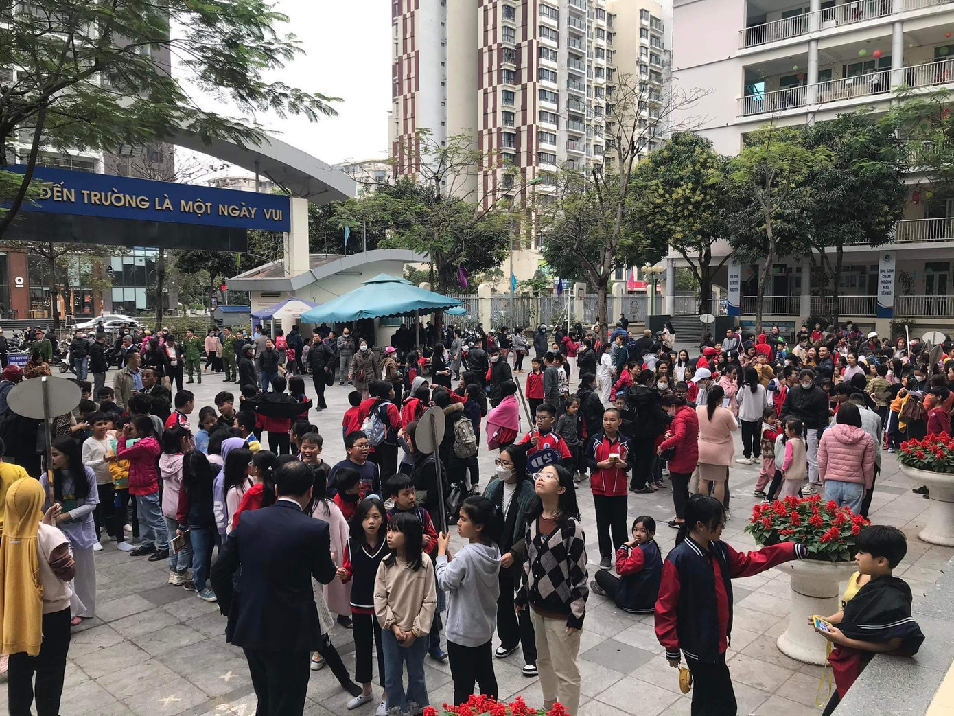 Phụ huynh và học sinh tập trung tại sân trường sau vụ cháy Phụ huynh và học sinh tập trung tại sân trường sau vụ cháy