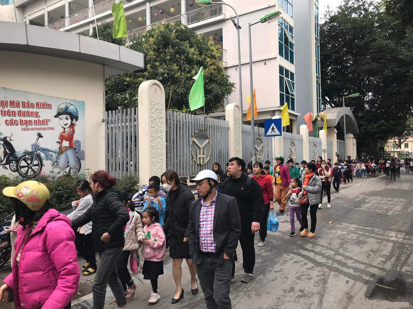 Nhiều phụ huynh học sinh tập trung ở cổng trường để đón con. Nhiều học sinh tỏ ra khá lo lắng Nhiều phụ huynh học sinh tập trung ở cổng trường để đón con. Nhiều học sinh tỏ ra khá lo lắng