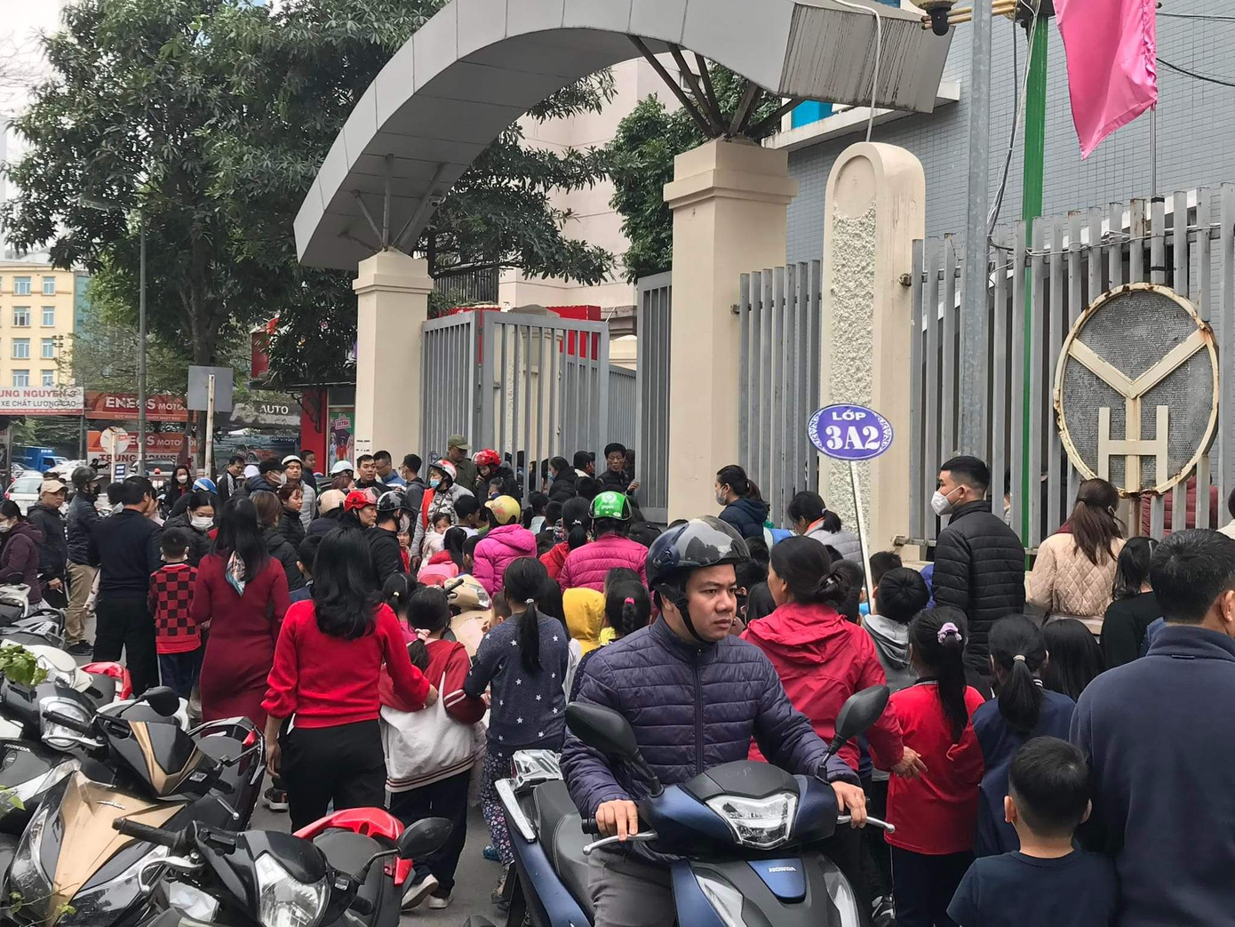 Nhiều phụ huynh học sinh tập trung ở cổng trường để đón con. Nhiều học sinh tỏ ra khá lo lắng Nhiều phụ huynh học sinh tập trung ở cổng trường để đón con. Nhiều học sinh tỏ ra khá lo lắng