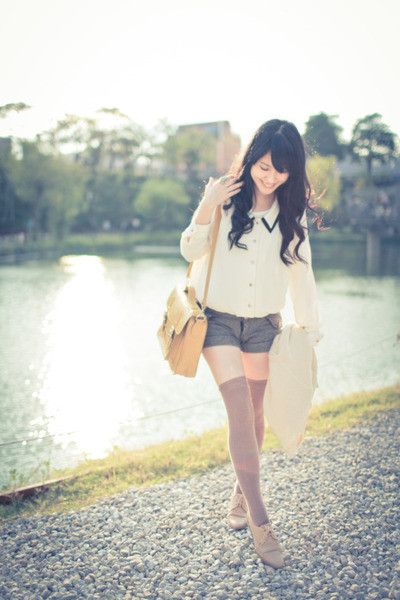 Chân váy chữ A, chân váy xếp ly mang đến một vẻ đẹp nữ tính dễ thương. Phần nơ buộc trên cổ áo hay váy là chi tiết thường thấy trong phong cách thời trang của các cô nàng nữ sinh. Blazer là item đại diện cho phong cách nữ sinh Châu Âu. Diện quần short với áo sơ mi trong ngày đi chơi cùng bạn bè.