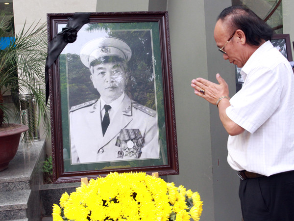 Vái Đại tướng qua di ảnh trên phố Lý Thường Kiệt. Ảnh: Minh Đức