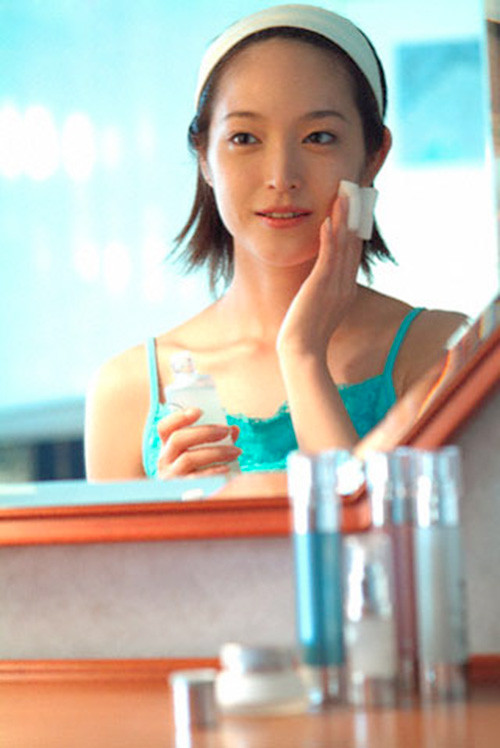 Dùng nước hoa hồng trước khi trang điểm lỗ chân lông sẽ không bị to ra