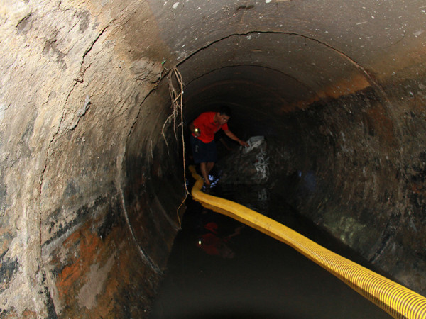 Nhân viên kỹ thuật kiểm tra hệ thống cống sau khi công nhân nạo vét xong