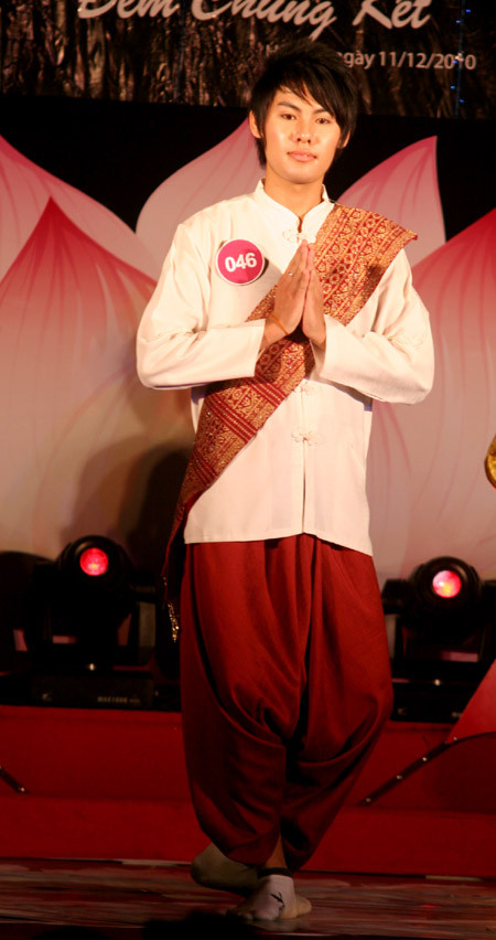 Sengsoulin mang đến cuộc thi trang phục truyền thống của đất nước mình