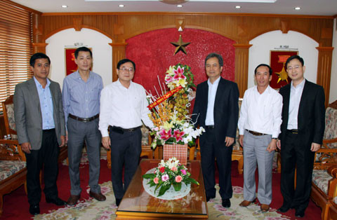 Ông Lê Xuân Sơn trao lẵng hoa chúc mừng ông Nguyễn Văn Biên, Phó giám đốc Vinacomin nhân Ngày truyền thống ngành Than. Ảnh: Minh Nghĩa