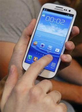 Một khách hàng sử dụng Samsung Galaxy S3 ngay sau khi mua được sản phẩm