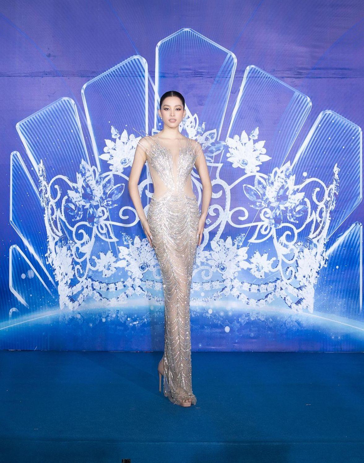 Được mệnh danh là “Hoa hậu của các hoa hậu”, Tiểu Vy luôn khiến người hâm mộ trầm trồ mỗi khi xuất hiện. Cô nàng chọn thiết kế ôm sát khoe body cực chuẩn.