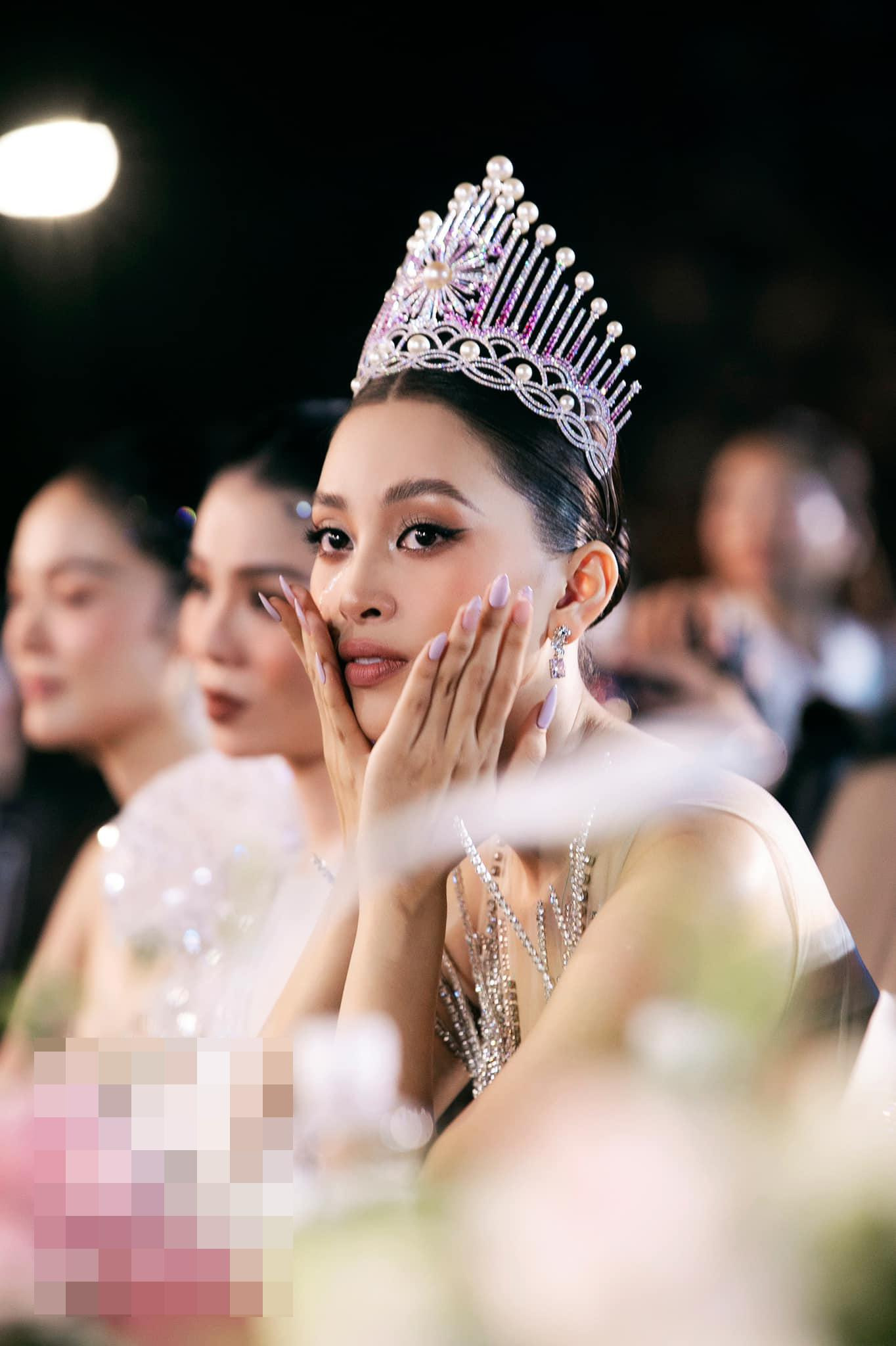 Thuỳ Tiên và Tiểu Vy không nén được xúc động trước những chia sẻ của Lương Thuỳ Linh trong đêm Chung kết Miss World Vietnam 2022.