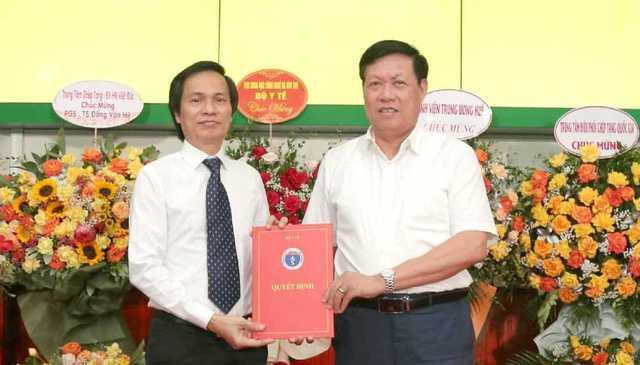 Thứ trưởng Bộ Y tế Đỗ Xuân Tuyên trao quyết định bổ nhiệm Giám đốc Trung tâm Điều phối Quốc gia về ghép bộ phận cơ thể người cho PGS.TS Đồng Văn Hệ