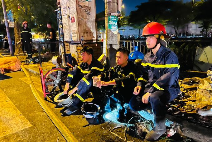 Đến tối muộn 1/8, nhiều chiến sĩ vẫn nán lại hiện trường, tỏ ra bàng hoàng trước sự ra đi đột ngột của đồng đội