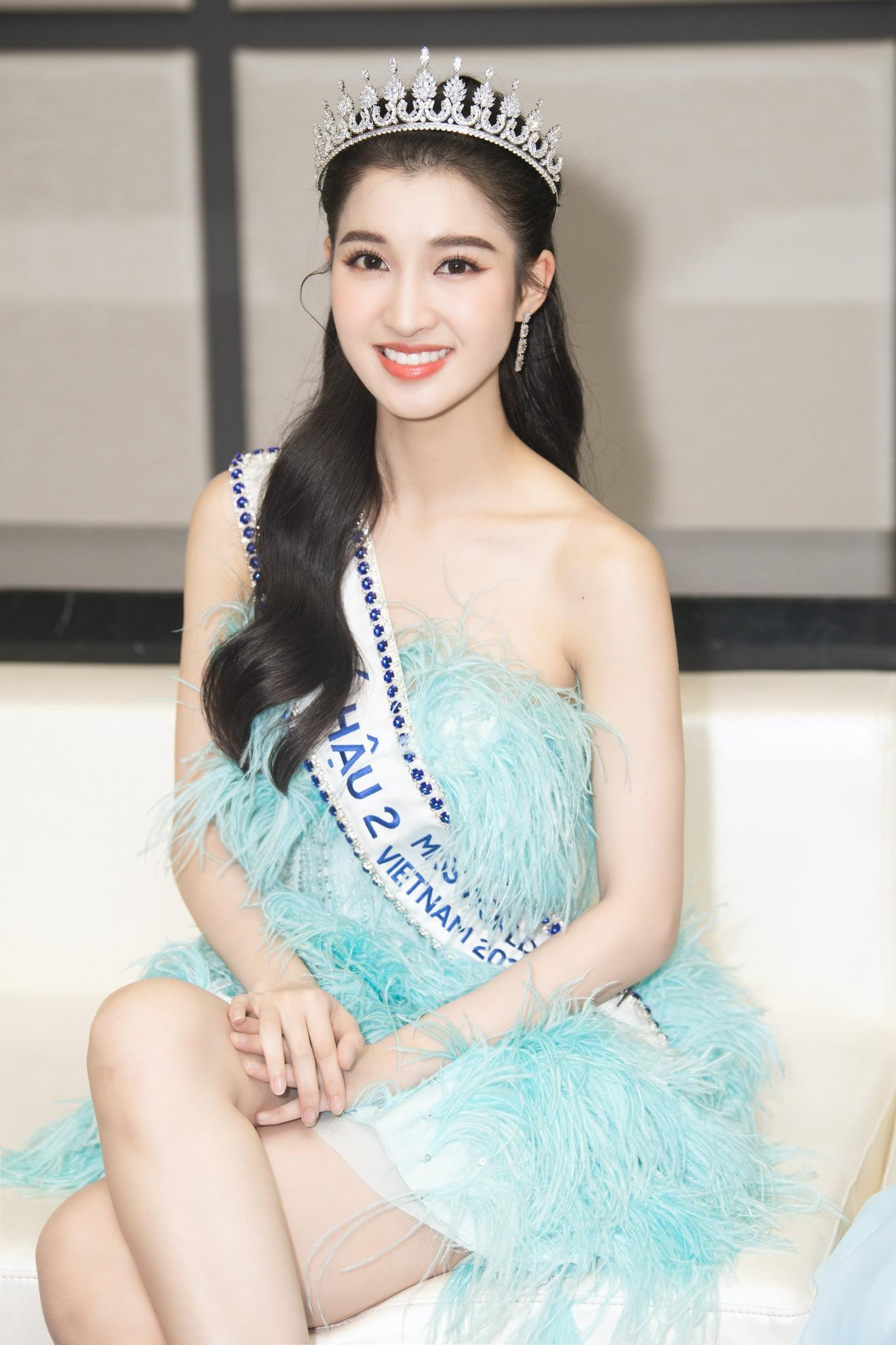 Á hậu 2 Phương Nhi sinh năm 2002, cao 1m70 với số đo 3 vòng là 80 - 57 -88cm. Không chỉ sở hữu nhan sắc ấn tượng, người đẹp sinh năm 2002 cũng sở hữu bảng thành tích học tập &quot;khủng&quot;. Cô hiện đang theo học chuyên ngành Luật thương mại Quốc tế, Đại học Luật Hà Nội và thành thạo 2 thứ tiếng là tiếng Anh và tiếng Tây Ban Nha. Phương Nhi cũng nhiều năm liền nằm trong đội tuyển tiếng Anh của trường THPT Hàm Rồng (Thanh Hoá).