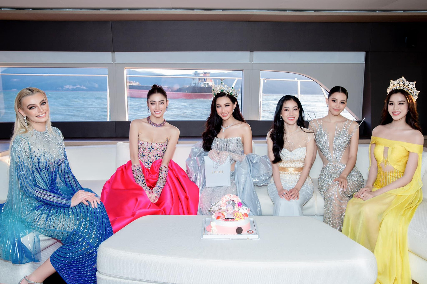 Khi chung khung hình, các nàng hậu đình đám của showbiz Việt cũng không hề lép vế.