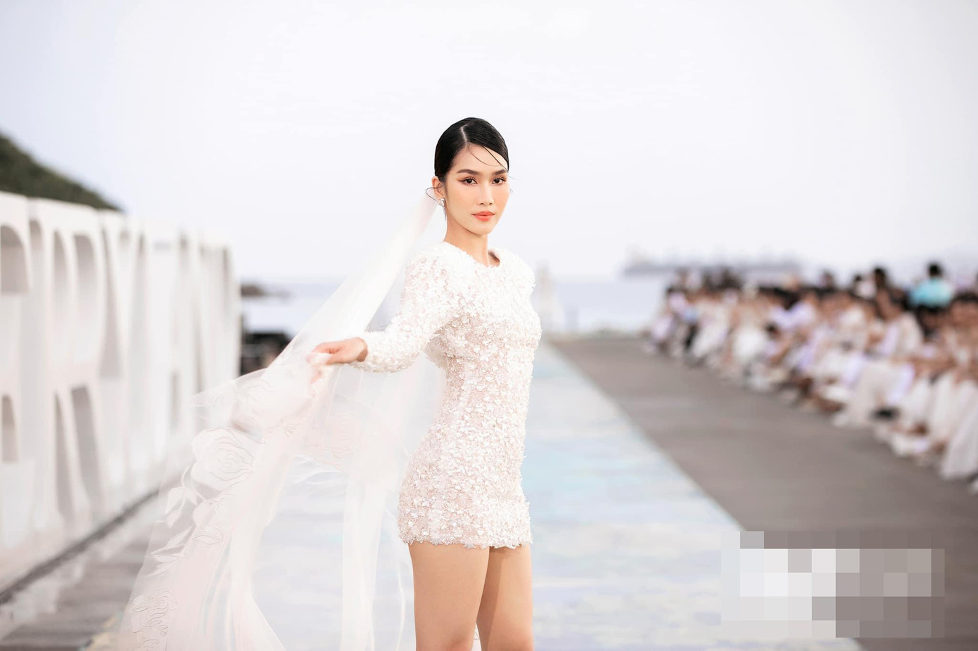 Chia sẻ với Tiền Phong, Á hậu Phương Anh thể hiện quyết tâm và nỗ lực hết mình tại Miss International 2022. "Đối với tôi, khi đã tham gia một cuộc thi và đã đặt mục tiêu nào thì sẽ luôn cố gắng và muốn điều tốt đẹp nhất đến với mình. Bản thân tôi cũng hơi sợ "nói trước bước không qua". Nhưng tôi tin chắc rằng bất cứ mục tiêu nào mà mình đặt ra thì sẽ luôn cố gắng hết mình để đạt được nó, còn lại thì tùy duyên. Mong rằng duyên năm nay sẽ đến với tôi và Việt Nam. Tôi rất mong sẽ mang được chiếc vương miện Miss International 2022 về Việt Nam"- Phương Anh bộc bạch.