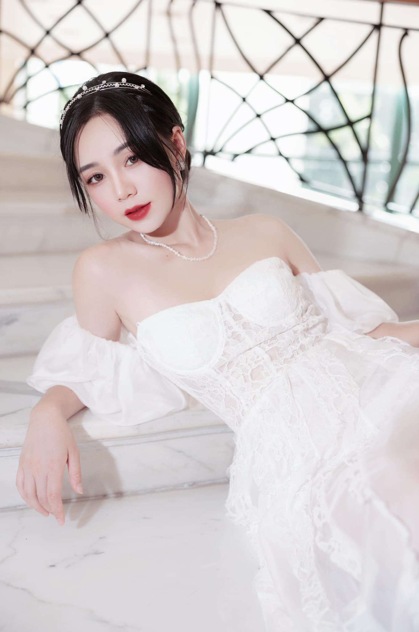 Để vào vai Sơn Ca, Quỳnh Kool không chỉ phải cắt đi mái tóc dài của mình, cô còn hi sinh làn da trắng bóc để trông gai góc, bụi bặm hơn, giống với cô gái làm nghề sửa xe ô tô.