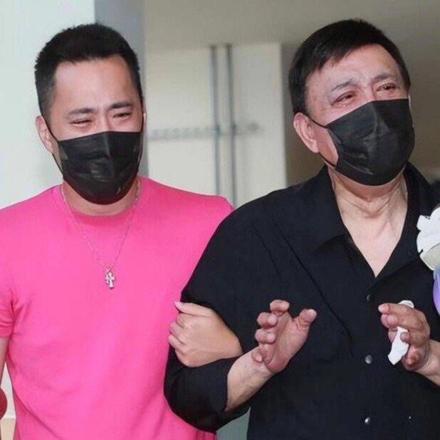 Chồng và cha của Dư Uyển Ỷ bật khóc khi chia sẻ với truyền thông sau khi con gái qua đời. Chồng và cha của Dư Uyển Ỷ bật khóc khi chia sẻ với truyền thông sau khi con gái qua đời.