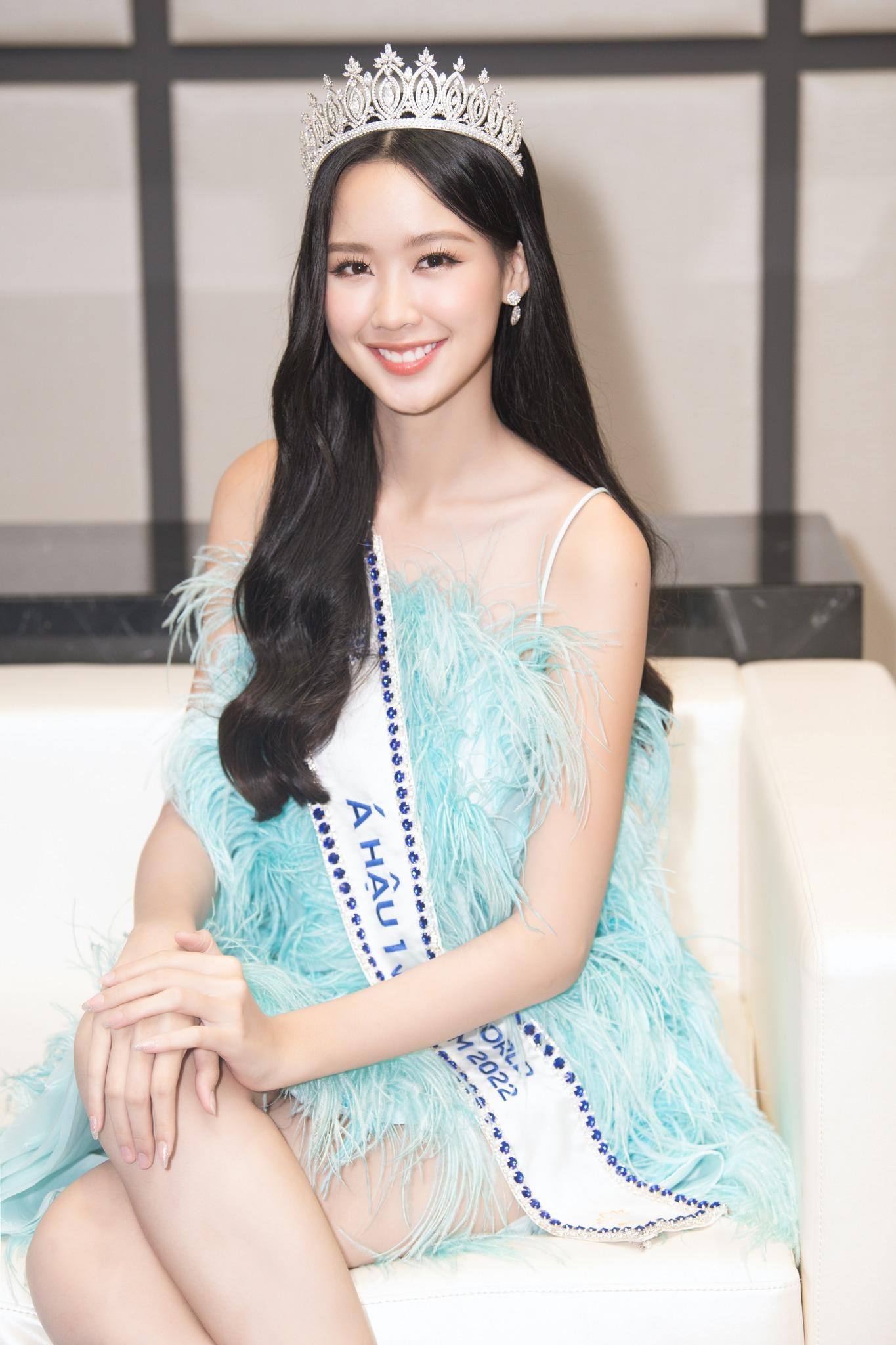 Lê Nguyễn Bảo Ngọc sinh năm 2001, là sinh viên Khoa Quản trị Kinh doanh - trường Đại học Quốc tế - ĐHQG TPHCM, đạt chứng chỉ IELTS 8.0. Cô sở hữu số đo hình thể ấn tượng: 85-65-97 cm.