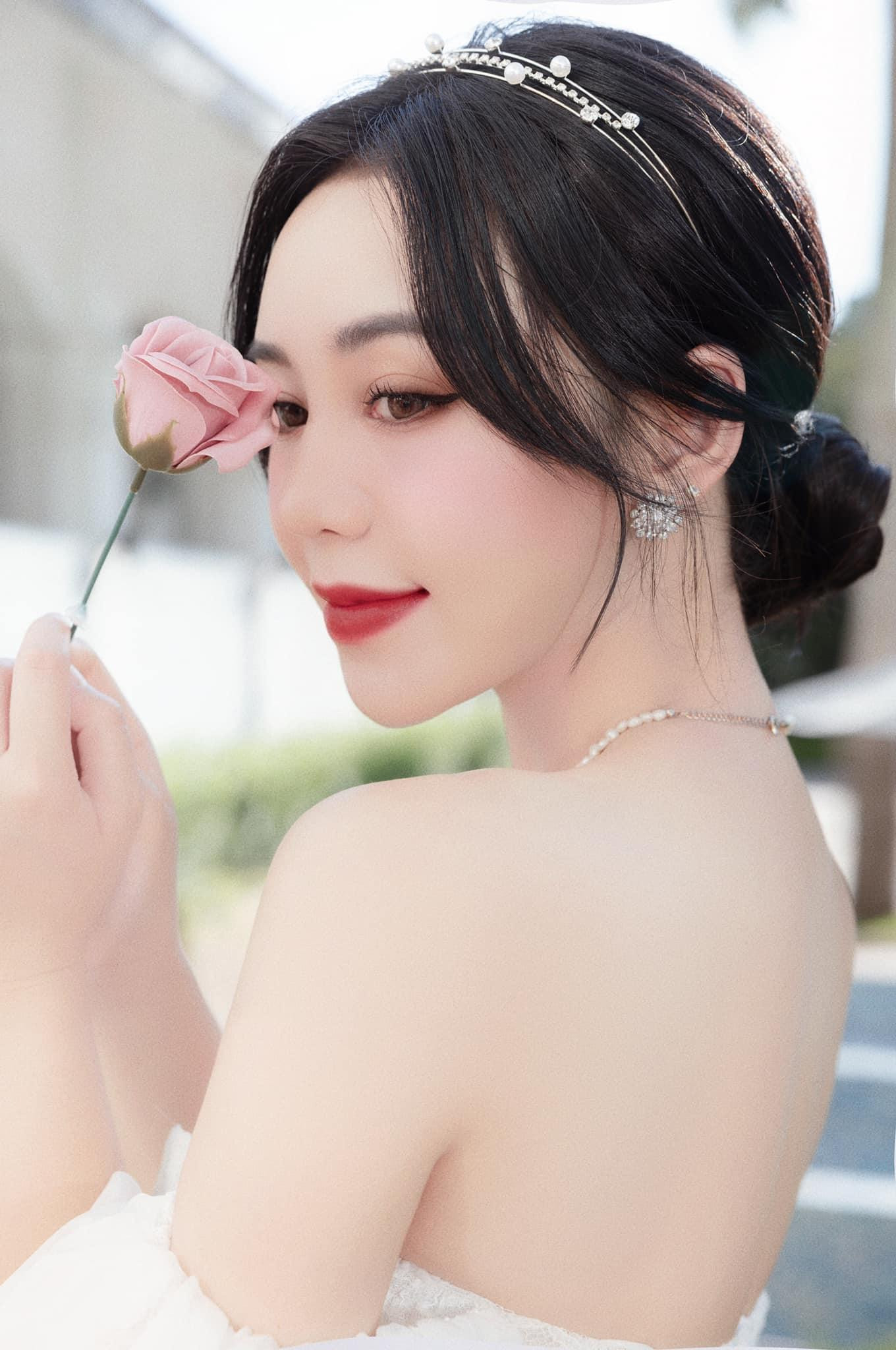 Mới đây, Quỳnh Kool đăng tải loạt ảnh diện váy trắng, xinh đẹp như một nàng công chúa trong chuyện cổ tích khác hẳn với tạo hình Sơn Ca ngổ ngáo, bụi bặm trong phim “Ga-ra hạnh phúc”.