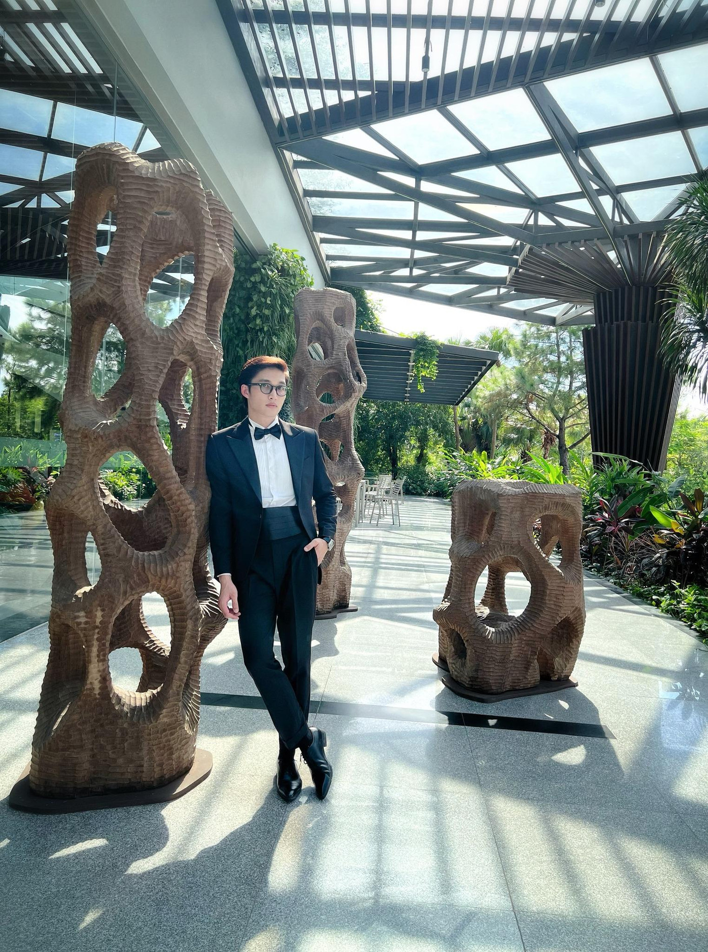 Đình Tú không khỏi phấn khích khi chia sẻ tạo hình của nhân vật Duy trong tập cuối “Thương ngày nắng về” kèm chú thích: “Lên đồ cho buổi tối ngày hôm nay. Một ngày thật đặc biệt”.