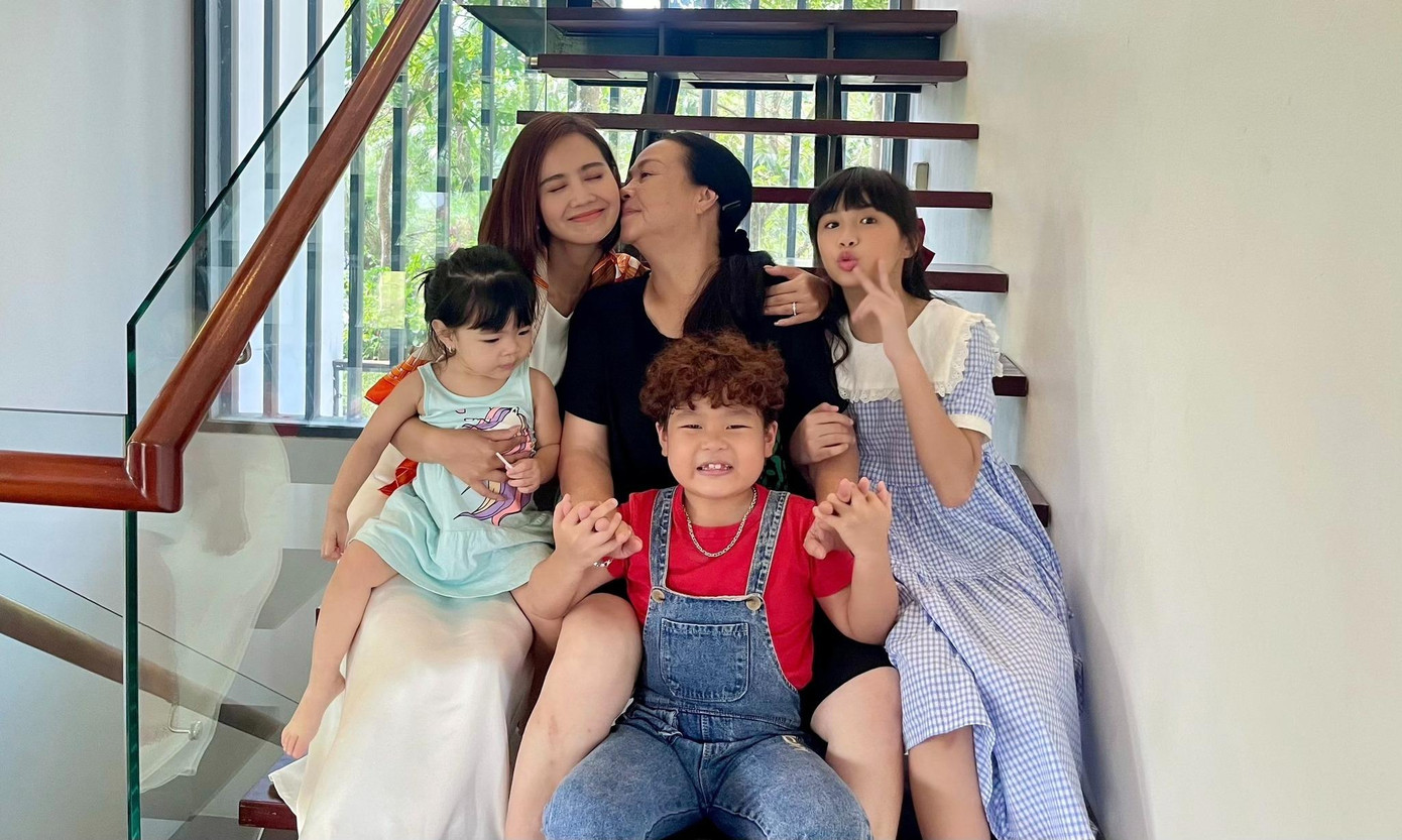 Diễn viên Huyền Lizzie- người vào vai Vân Trang trong phim “Thương ngày nắng về” bộc bạch: “Nay tập cuối rồi, cho dù câu chuyện có kết thúc ra sao thì vẫn sẽ mãi là một câu chuyện đẹp. Mẹ Nga béo sẽ mãi mãi bên gia đình và nở một nụ cười hạnh phúc. Đăng 1 cái ảnh vui vẻ để xua tan đi sự nặng nề của tập tối hôm qua nha”.