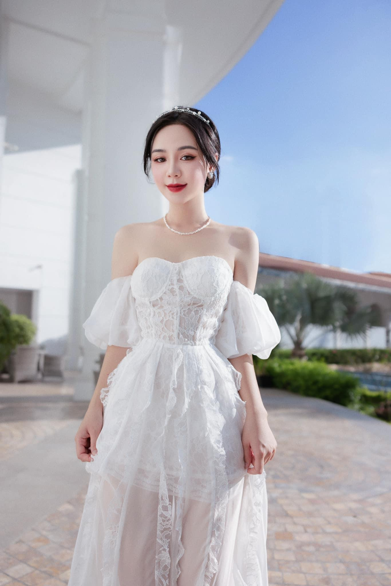 Quỳnh Kool chia sẻ, đạo diễn Bùi Quốc Việt phải uốn nắn từng động tác của cô sao cho thể hiện được chính xác nhất nhân vật Sơn Ca. Thậm chí, cả ekip cũng luôn theo sát và nhắc nhở mỗi khi cô đọc thoại bị điệu quá.