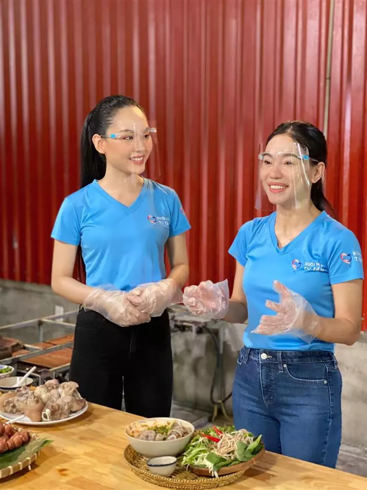 Mai Phương tham gia bếp ăn từ thiện trong giai đoạn dịch bệnh. Mai Phương tham gia bếp ăn từ thiện trong giai đoạn dịch bệnh.