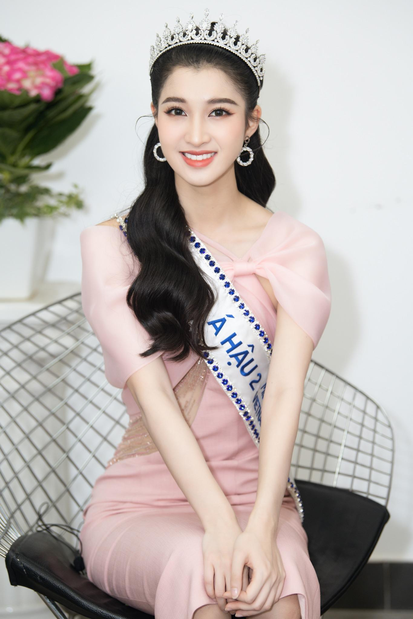 Nhan sắc xinh đẹp, khả ái của Á hậu Phương Nhi được ví như “thần tiên tỉ tỉ”.