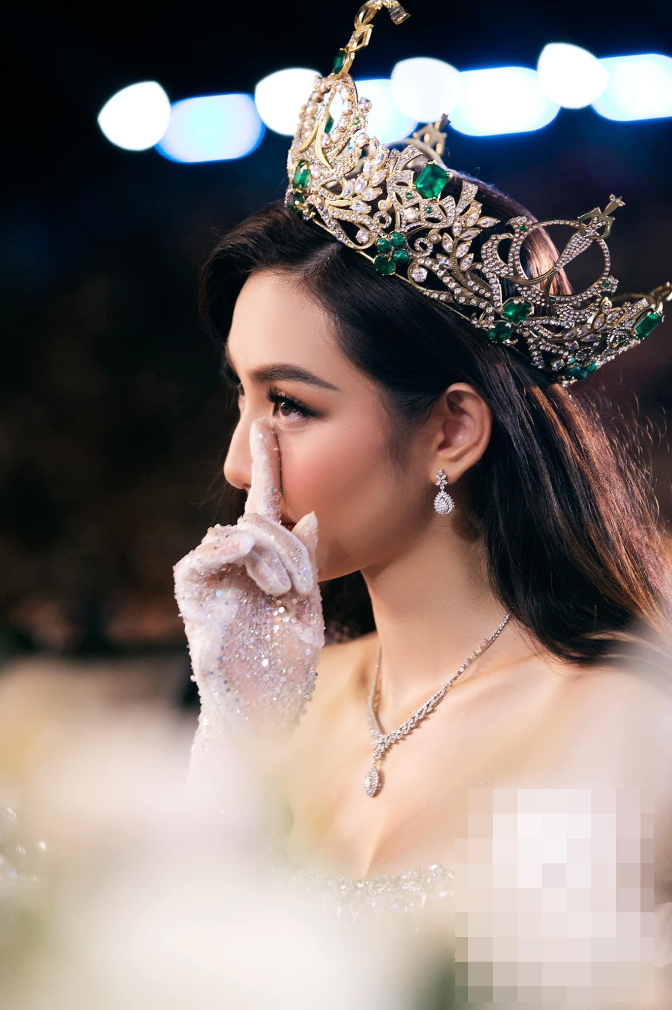 Thuỳ Tiên và Tiểu Vy không nén được xúc động trước những chia sẻ của Lương Thuỳ Linh trong đêm Chung kết Miss World Vietnam 2022.