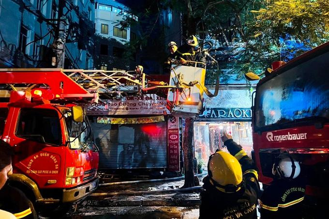 Cảnh sát dùng xe thang đưa các cán bộ chiến sĩ chữa cháy tiếp cận quán karaoke.