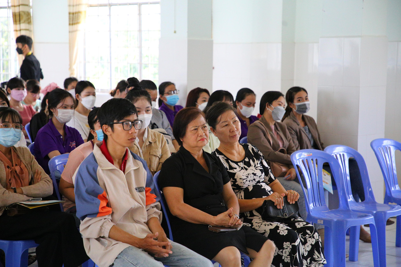 Rất đông giáo viên, cha mẹ học sinh tham dự hội thảo.