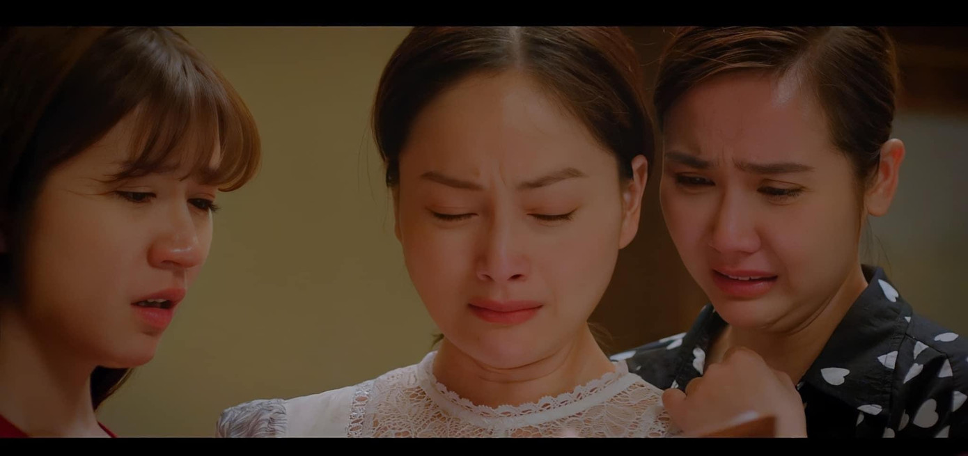 Diễn viên Lan Phương không nén được xúc động khi vai diễn Vân Khánh cũng như bộ phim đã đi tới hồi kết. “Tối nay là hành trình của gia đình mình đã dừng lại rồi. Con muốn lưu lại tất cả hình ảnh về mẹ như thế này, những lúc mẹ nói chuyện với con, những lúc mẹ mắng con. Mẹ đừng quên chúng con vội mẹ nhé!”- Lan Phương trích dẫn những câu thoại của nhân vật Khánh trong phim để nói lên tiếng lòng của mình.